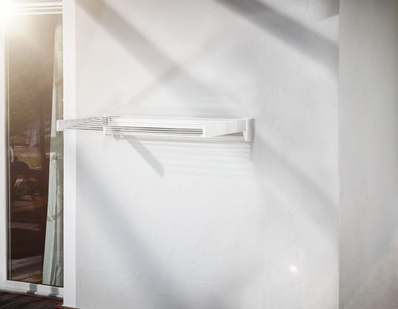 Befestigt an der Wand Aufgeklappt